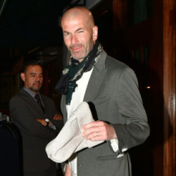 Zinedine Zidane wychodzi z restauracji